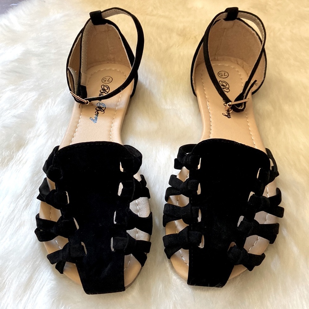 EUC Black strappy ankle strap sandal in size 7.5